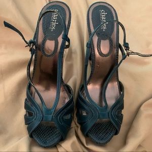 Open-toed teal heels. Such fun shoes.